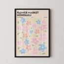 Breng een vleugje zomerse sfeer in huis met deze kleurrijke Flower Market Honolulu poster. Het speelse ontwerp met abstracte bloemen in zachte pastelkleuren en retro typografie geeft je interieur een frisse en trendy uitstraling. Geprint op 250 grams premium satin papier voor een luxe afwerking en heldere details – perfect voor liefhebbers van botanische en grafische wanddecoratie.