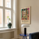 Haal een iconisch meesterwerk in huis met de Matisse – The Open Window Poster. Dit kleurrijke schilderij uit 1905 toont de beroemde open venster scène van Henri Matisse, vol levendige tinten en expressieve penseelstreken. Een echte eyecatcher die kunstliefhebbers en interieurfanaten aanspreekt. Perfect voor je woonkamer, kantoor of creatieve ruimte.