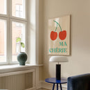 Breng een vleugje Franse charme in je interieur met de Ma Chérie Poster. Dit speelse ontwerp met twee kersen en een frisse typografie in turquoise en oranje heeft een retro vibe die perfect past in keukens, eetkamers of gezellige hoekjes. Een echte blikvanger die liefde en vrolijkheid uitstraalt.