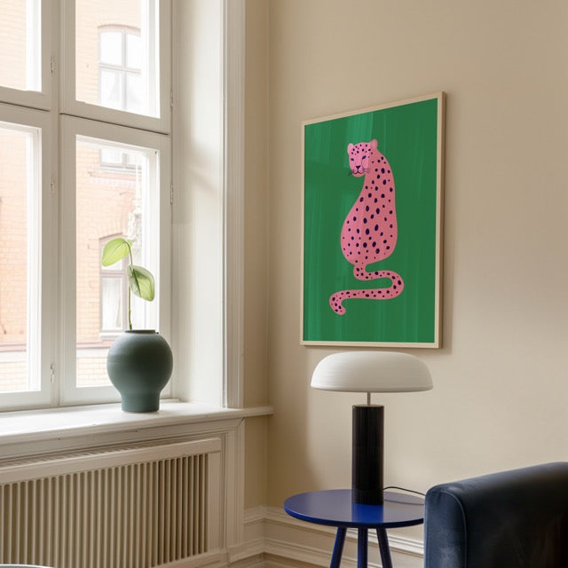 Deze Roze Luipaard Poster is een echte eyecatcher voor ieder interieur. De combinatie van een felroze luipaard met donkerblauwe stippen tegen een diepgroene achtergrond geeft een gedurfde, moderne jungle vibe. Perfect voor wie houdt van kleurrijke, trendy wanddecoratie met een speelse twist.