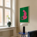 Deze Roze Luipaard Poster is een echte eyecatcher voor ieder interieur. De combinatie van een felroze luipaard met donkerblauwe stippen tegen een diepgroene achtergrond