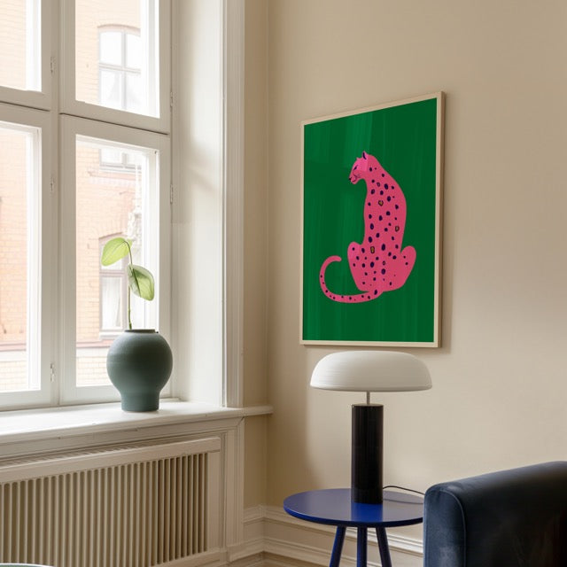Deze Roze Luipaard Poster is een echte eyecatcher voor ieder interieur. De combinatie van een felroze luipaard met donkerblauwe stippen tegen een diepgroene achtergrond