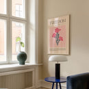 Deze stijlvolle Freedom-poster is een echte eyecatcher voor je interieur. Met een minimalistisch ontwerp van roze bloemen op een zachte roze achtergrond en de inspirerende tekst “Bloom where you are planted”, straalt deze print positiviteit en kracht uit. Perfect om op te hangen in je woonkamer, slaapkamer, kantoor of creatieve werkruimte.