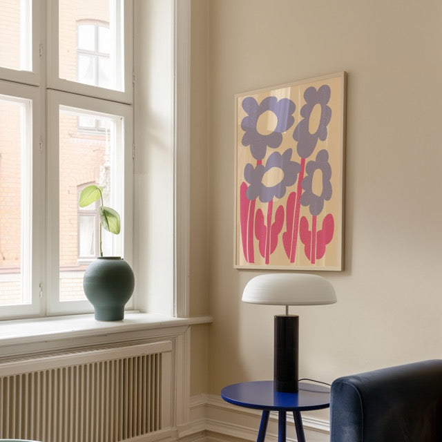 Geef je interieur een vrolijke en moderne look met deze kleurrijke bloemenposter. Het ontwerp toont speelse, paarsblauwe bloemen met felroze stelen en bladeren op een zachte beige achtergrond.
