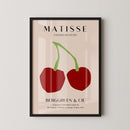 Geef je interieur een artistieke en minimalistische touch met deze Matisse-achtige Papiers Découpés poster met kersen. Het eenvoudige maar krachtige ontwerp in rood en groen op een neutrale achtergrond brengt een moderne, grafische look aan je muur. Geprint op 250 grams premium satin papier voor een luxe uitstraling en haarscherpe details – perfect voor liefhebbers van kunstposters en minimalistische wanddecoratie.