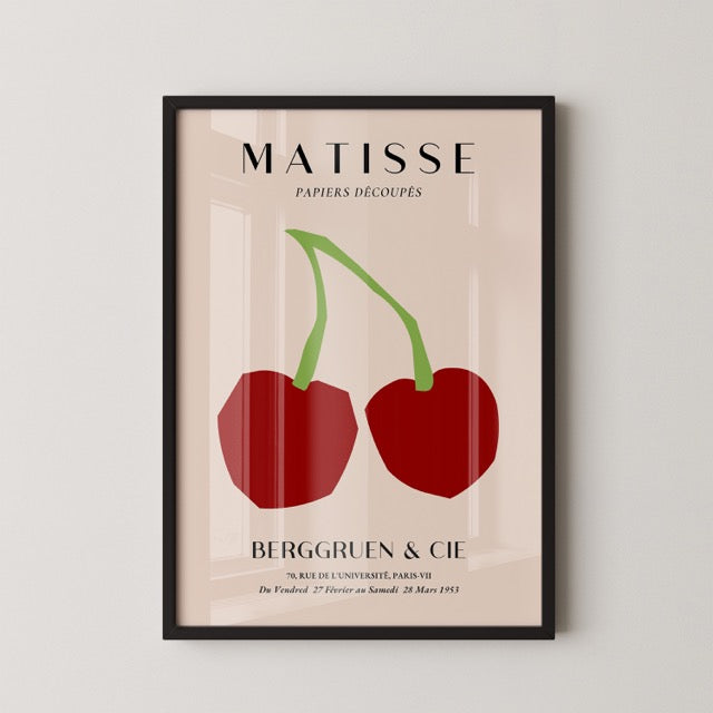 Geef je interieur een artistieke en minimalistische touch met deze Matisse-achtige Papiers Découpés poster met kersen. Het eenvoudige maar krachtige ontwerp in rood en groen op een neutrale achtergrond brengt een moderne, grafische look aan je muur. Geprint op 250 grams premium satin papier voor een luxe uitstraling en haarscherpe details – perfect voor liefhebbers van kunstposters en minimalistische wanddecoratie.
