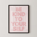 Geef je interieur een positieve boost met deze Be Kind To Yourself poster in zachte roze tinten. De minimalistische typografie en vriendelijke boodschap zorgen voor een rustige, inspirerende sfeer in elke ruimte. Geprint op 250 grams premium satin papier voor een luxe afwerking en heldere details – perfect voor in de woonkamer, slaapkamer of op kantoor.