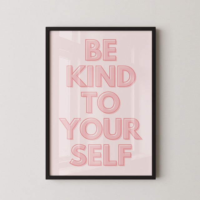 Geef je interieur een positieve boost met deze Be Kind To Yourself poster in zachte roze tinten. De minimalistische typografie en vriendelijke boodschap zorgen voor een rustige, inspirerende sfeer in elke ruimte. Geprint op 250 grams premium satin papier voor een luxe afwerking en heldere details – perfect voor in de woonkamer, slaapkamer of op kantoor.