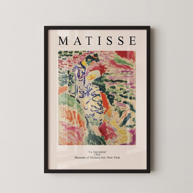 Voeg een vleugje kunstgeschiedenis toe aan je interieur met deze Matisse poster La Japonaise (1905). Het expressieve kleurgebruik en de losse penseelstreken kenmerken de fauvistische stijl van Henri Matisse en brengen een levendig, artistiek accent aan je muur. Geprint op 250 grams premium satin papier voor een luxe afwerking en haarscherpe details – perfect voor liefhebbers van kunstposters en klassieke meesterwerken.