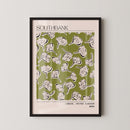 Voeg een trendy en grafische touch toe aan je interieur met deze Southbank London poster uit 2024. Het speelse patroon van abstracte bloemen in crème op een olijfgroene achtergrond geeft een moderne, creatieve uitstraling aan elke muur. Geprint op 250 grams premium satin papier voor een luxe afwerking en haarscherpe details – ideaal voor liefhebbers van eigentijdse wanddecoratie met een stedelijk tintje.