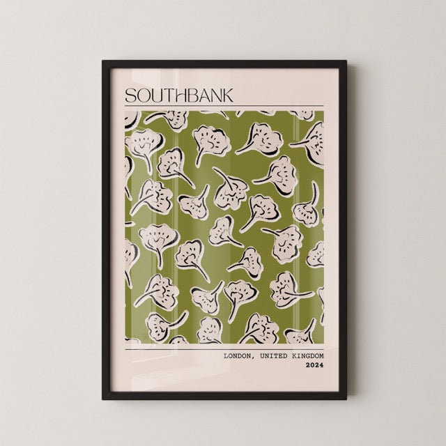 Voeg een trendy en grafische touch toe aan je interieur met deze Southbank London poster uit 2024. Het speelse patroon van abstracte bloemen in crème op een olijfgroene achtergrond geeft een moderne, creatieve uitstraling aan elke muur. Geprint op 250 grams premium satin papier voor een luxe afwerking en haarscherpe details – ideaal voor liefhebbers van eigentijdse wanddecoratie met een stedelijk tintje.