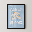 Geef je interieur een frisse en optimistische uitstraling met deze All in Bloom poster. Het vrolijke ontwerp met witte madeliefjes op een zachte blauwe achtergrond en retro typografie brengt een zomerse, feel-good sfeer in elke ruimte. Geprint op 250 grams premium satin papier voor een luxe afwerking en haarscherpe details – ideaal voor liefhebbers van bloemenposters en positieve wanddecoratie.