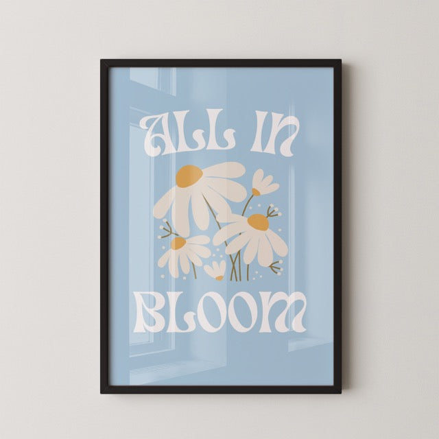 Geef je interieur een frisse en optimistische uitstraling met deze All in Bloom poster. Het vrolijke ontwerp met witte madeliefjes op een zachte blauwe achtergrond en retro typografie brengt een zomerse, feel-good sfeer in elke ruimte. Geprint op 250 grams premium satin papier voor een luxe afwerking en haarscherpe details – ideaal voor liefhebbers van bloemenposters en positieve wanddecoratie.