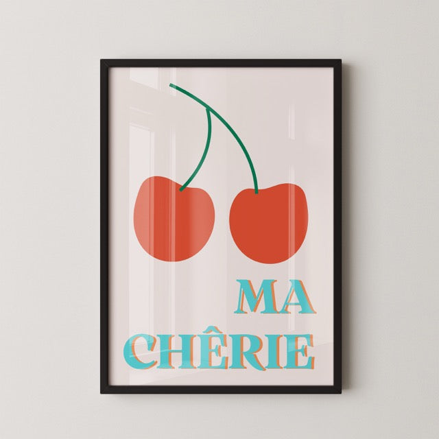Breng een vleugje Franse charme in je interieur met de Ma Chérie Poster. Dit speelse ontwerp met twee kersen en een frisse typografie in turquoise en oranje heeft een retro vibe die perfect past in keukens, eetkamers of gezellige hoekjes. Een echte blikvanger die liefde en vrolijkheid uitstraalt.