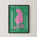 Deze Roze Luipaard Poster is een echte eyecatcher voor ieder interieur. De combinatie van een felroze luipaard met donkerblauwe stippen tegen een diepgroene achtergrond geeft een gedurfde, moderne jungle vibe. Perfect voor wie houdt van kleurrijke, trendy wanddecoratie met een speelse twist.