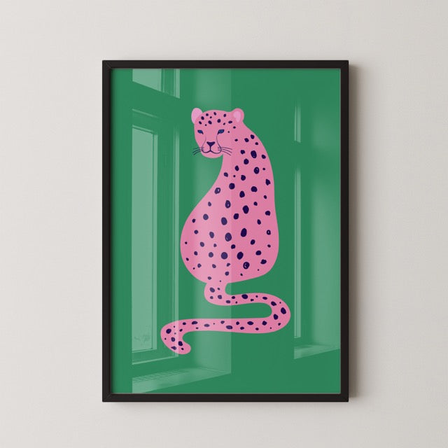 Deze Roze Luipaard Poster is een echte eyecatcher voor ieder interieur. De combinatie van een felroze luipaard met donkerblauwe stippen tegen een diepgroene achtergrond geeft een gedurfde, moderne jungle vibe. Perfect voor wie houdt van kleurrijke, trendy wanddecoratie met een speelse twist.