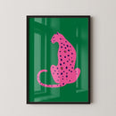 Deze Roze Luipaard Poster is een echte eyecatcher voor ieder interieur. De combinatie van een felroze luipaard met donkerblauwe stippen tegen een diepgroene achtergrond