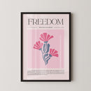 Deze stijlvolle Freedom-poster is een echte eyecatcher voor je interieur. Met een minimalistisch ontwerp van roze bloemen op een zachte roze achtergrond en de inspirerende tekst “Bloom where you are planted”, straalt deze print positiviteit en kracht uit. Perfect om op te hangen in je woonkamer, slaapkamer, kantoor of creatieve werkruimte.