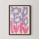 Geef je interieur een vrolijke en moderne look met deze kleurrijke bloemenposter. Het ontwerp toont speelse, paarsblauwe bloemen met felroze stelen en bladeren op een zachte beige achtergrond.