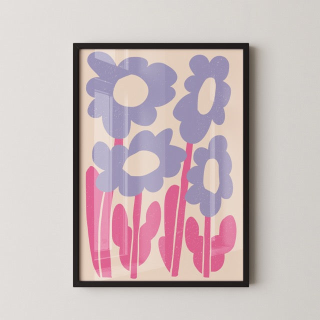 Geef je interieur een vrolijke en moderne look met deze kleurrijke bloemenposter. Het ontwerp toont speelse, paarsblauwe bloemen met felroze stelen en bladeren op een zachte beige achtergrond.