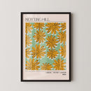 Laat je inspireren door de levendige sfeer van Londen met deze Notting Hill poster uit 2024. Het speelse patroon van grote gele bloemen op een frisse mintgroene achtergrond geeft je interieur een vrolijke en trendy uitstraling. Geprint op 250 grams premium satin papier voor een luxe look en heldere kleuren – perfect voor liefhebbers van kleurrijke en grafische wanddecoratie.