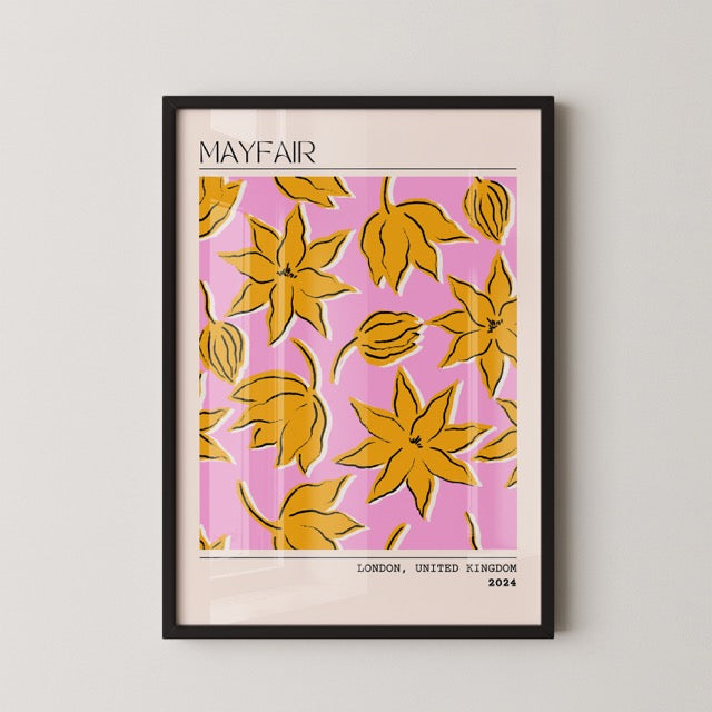Geef je muur een trendy en kleurrijke upgrade met deze Mayfair London poster uit 2024. Het opvallende patroon van gele bloemen op een levendige roze achtergrond brengt een vrolijke, moderne sfeer in elke ruimte. Geprint op 250 grams premium satin papier voor een luxe uitstraling en haarscherpe details – perfect voor liefhebbers van grafische en eigentijdse wanddecoratie.