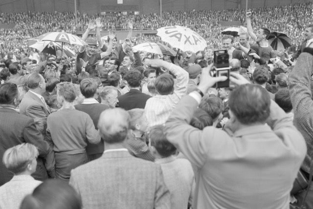 AFC Ajax - Feyenoord 1960 (5-1) Supporters op het Veld