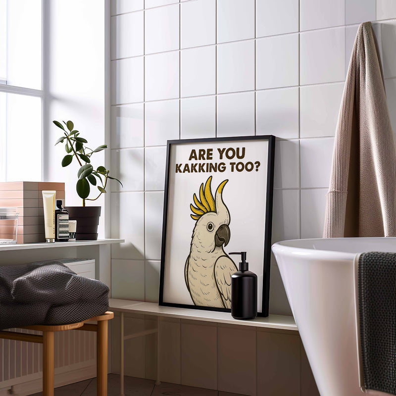 Geef je toilet interieur een dosis humor met deze opvallende poster met de tekst: “Are you kakking too?”. met een kakketoe afgebeeld.