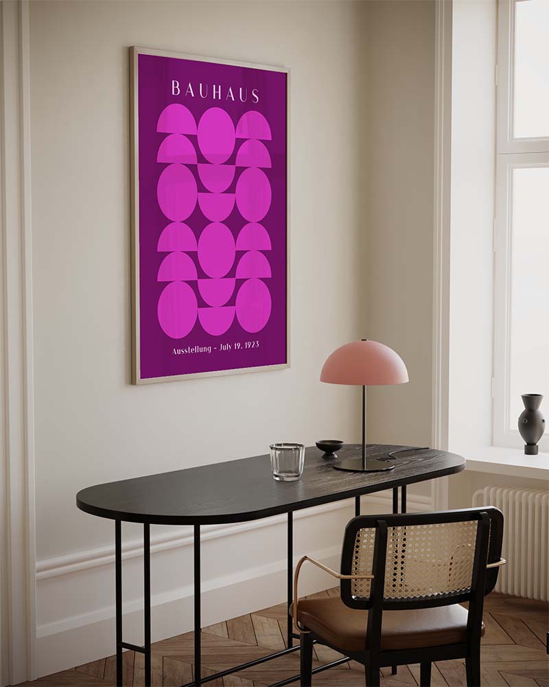 Bauhaus Ausstellung Juli 1925 Paars en Roze Poster, verkrijgbaar als canvas en glasschilderij. Kunst voor aan de muur
