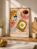 Breakfast Club poster van Walljar in houten lijst op een keukenblad in een warme, lichte keuken.