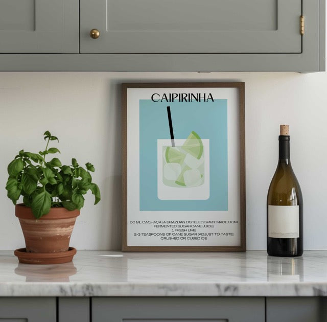 De Caipirinha cocktail poster met recept erbij met de kleuren blauw en groen. Leuke zomerposter met vrolijke kleuren. Leuk voor in de keuken of slaapkamer.