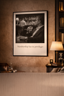 Luxe interieur met zwart-wit poster “Membership Has Its Privileges” in warme bar setting met whisky en sfeerverlichting