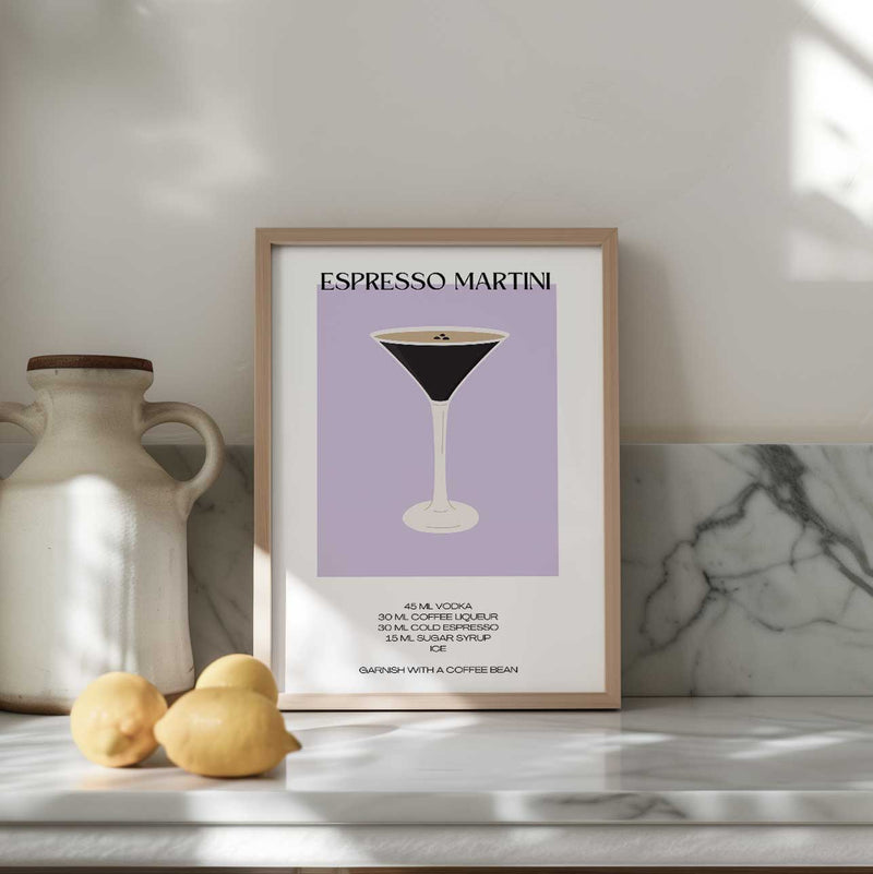 De Espresso Martini cocktail poster met recept erbij met de kleuren paars en bruin. Leuke zomerposter met vrolijke kleuren Keuken poster