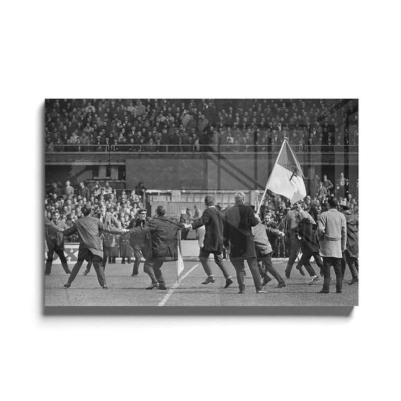 Feyenoord Supporters op het veld tegen AFC Ajax 1965