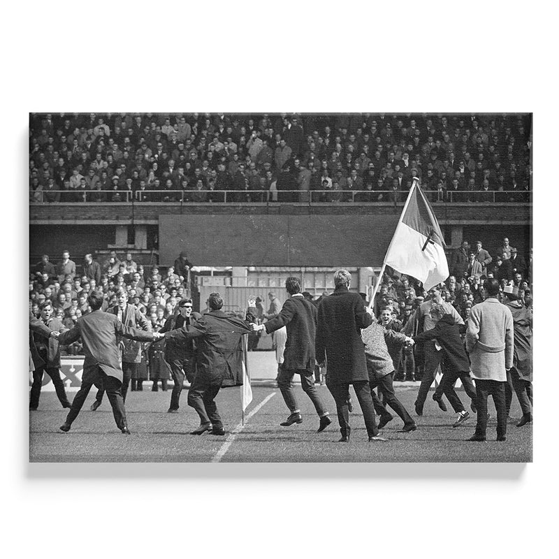 Feyenoord Supporters op het veld tegen AFC Ajax 1965