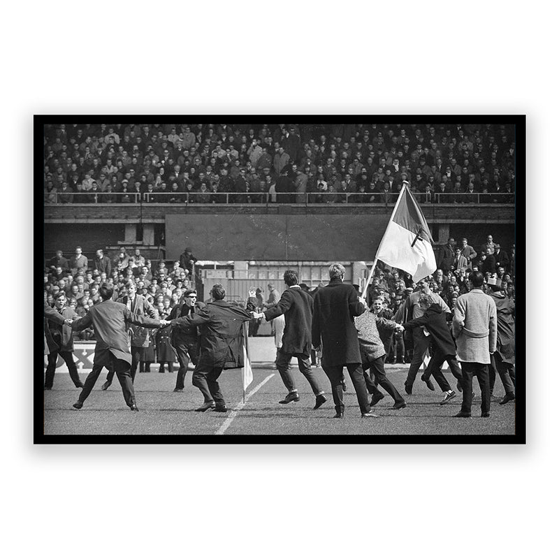 Feyenoord Supporters op het veld tegen AFC Ajax 1965