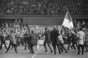 Aficionados del Feyenoord en el campo contra el AFC Ajax en 1965