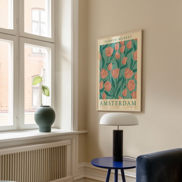 Breng een vleugje Hollandse charme in je interieur met de Flower Market – Amsterdam Poster. Deze art print toont een prachtig patroon van zachtroze tulpen tegen een turquoise achtergrond – een ode aan de iconische bloemenmarkten van Amsterdam. Perfect om sfeer en kleur toe te voegen aan je woonkamer, keuken of werkruimte.
