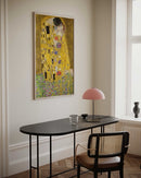 Breng de schoonheid van Gustav Klimt's meesterwerk "De Kus" in uw huis met deze prachtige reproductie op poster, canvas of glasschilderij.