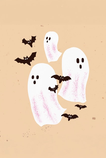 De poster toont drie schattige spookjes die zweven tussen nieuwsgierige vleermuizen, allemaal op een warme beige achtergrond met een subtiele vintage structuur.