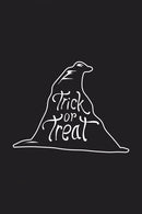 De illustratie toont een Eenvoudig, stijlvol en met een vleugje magie — de Trick or Treat Hat Poster van Walljar is een subtiele ode aan Halloween.&nbsp;De poster toont een witte illustratie van een tovenaarshoed op een diepzwarte achtergrond, met de speelse tekst “Trick or Treat” in sierlijke handlettering.