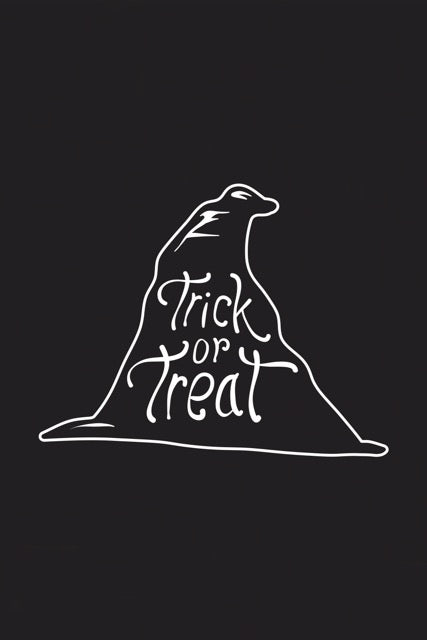 De illustratie toont een Eenvoudig, stijlvol en met een vleugje magie — de Trick or Treat Hat Poster van Walljar is een subtiele ode aan Halloween.&nbsp;De poster toont een witte illustratie van een tovenaarshoed op een diepzwarte achtergrond, met de speelse tekst “Trick or Treat” in sierlijke handlettering.