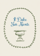 Il Dolce Far Niente – Groene Laurierkrans en Schaal – Een groene laurierkrans om blauwe Il Dolce Far Niente letters en een klassieke groene schaal op crème.