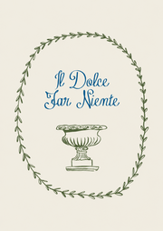 Il Dolce Far Niente – Groene Laurierkrans en Schaal – Een groene laurierkrans om blauwe Il Dolce Far Niente letters en een klassieke groene schaal op crème.