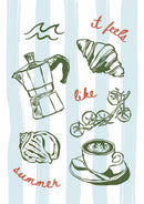 It Feels Like Summer – Blauwe Strepen – Groene illustraties van een moka pot, croissant, tomaten, schelp en koffie op lichtblauwe strepen, met rode It feels like summer letters.