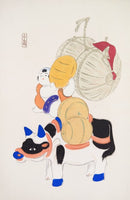 Japanse vintage poster is een kunstwerk van Kawasaki Kyōsen, een bekende Japanse kunstenaar die aan het begin van de 20e eeuw traditionele Japanse speelgoedillustraties vastlegde. De illustratie toont een speels tafereel met een figuur op een os, beladen met bundels en objecten, uitgevoerd in zachte lijnen en subtiele maar krachtige kleuren.