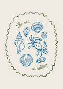 The Sea Is Calling – Blauwe Zeevruchten – Blauwe illustraties van schelpen, een krab en oesters met groene The sea is calling letters binnen een groene golfrand.