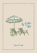 La Dolce Vita – Groene Strandstoelen en Parasol – Twee groene strandstoelen onder een parasol naast blauwe La Dolce Vita letters, binnen een fijne groene rand op beige.