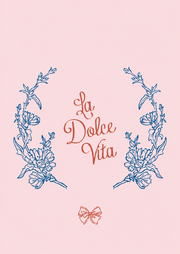 La Dolce Vita – Blauw Bloemenkader en Rode Strik – Een blauw botanisch bloemenkader rond rode La Dolce Vita letters, met een kleine rode strik op roze.