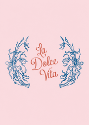 La Dolce Vita – Blauwe Bloemenlijnen op Roze – Blauwe golvende bloemlijnen omlijsten rode La Dolce Vita sierletters op een zachtroze achtergrond.